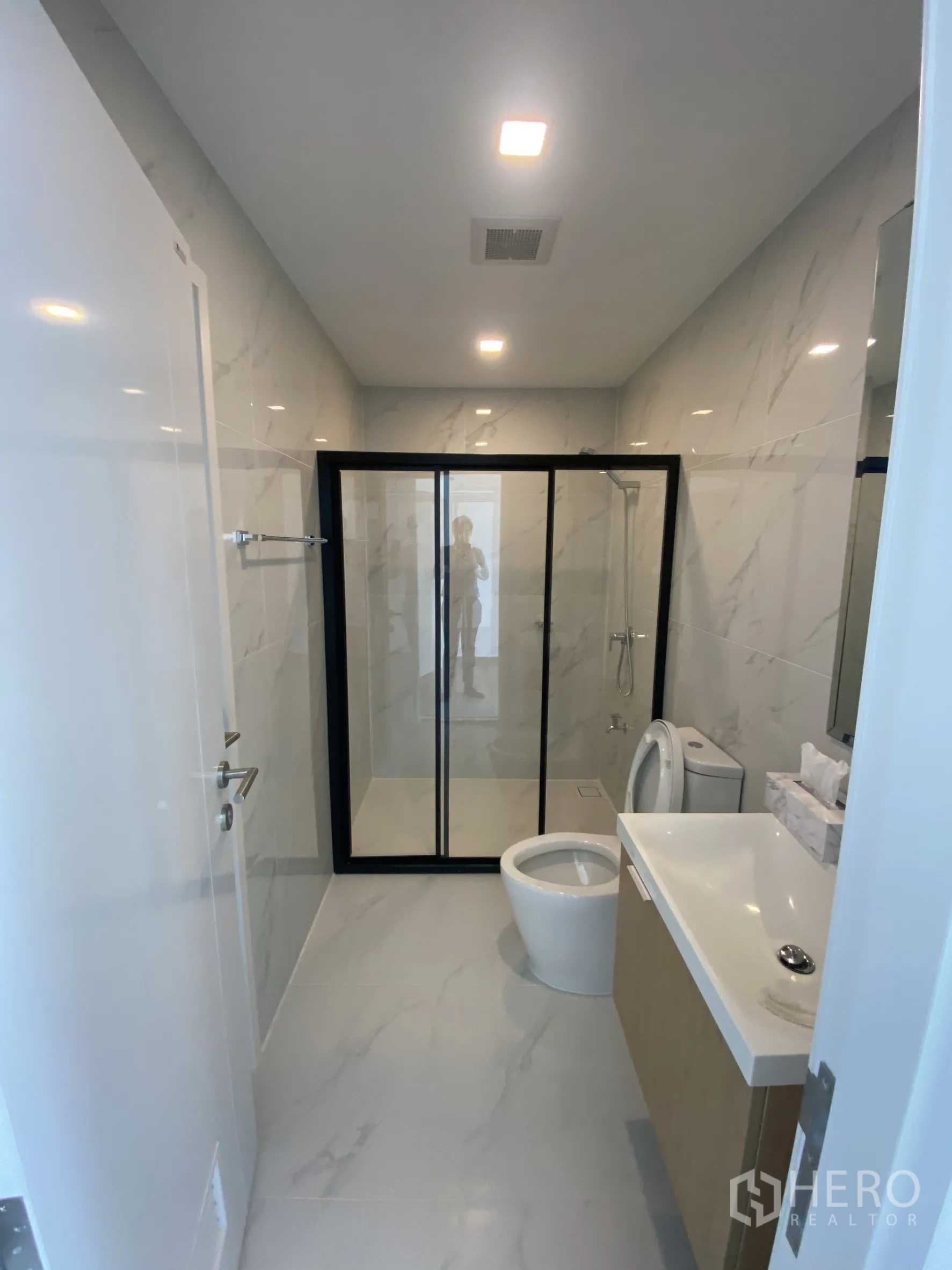 Townhouse for rent or sale in Bang Khae, Bangkok - Modern bathroom with glass shower enclosure, vanity, and toilet