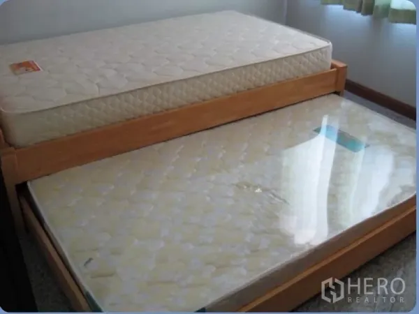 Condominium for rent in Ratchathewi, Bangkok - Second bedroom with pull-out trundle bed and natural light