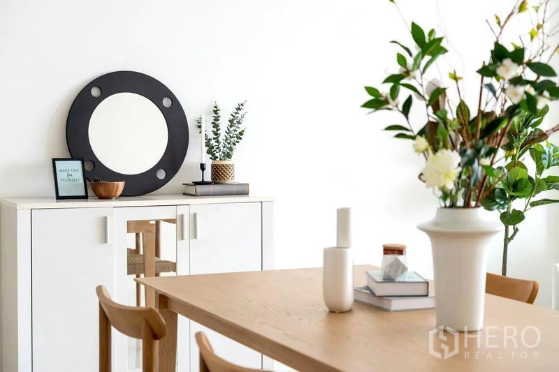 คอนโด ให้เช่าในWatthana, Bangkok - มุมรับประทานอาหารพร้อมโต๊ะไม้ ตู้บิวท์อิน และของตกแต่ง