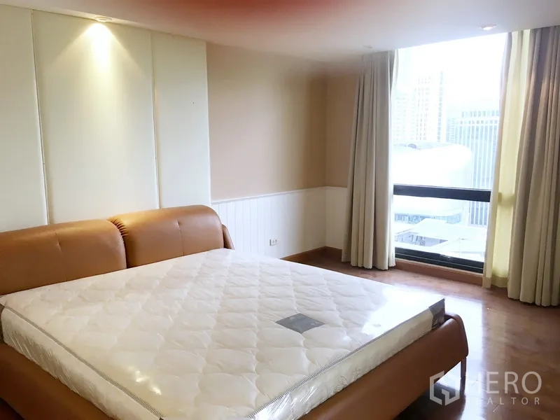 คอนโด ให้เช่าในPathum Wan, Bangkok - ห้องนอนเตียงหุ้มหนัง หน้าต่างสูงจรดเพดาน มองเห็นวิวสกายไลน์