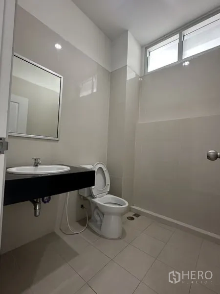 โรงงาน ให้เช่าในBang Phli, Samut Prakan - ห้องน้ำสะอาด ผนังกระเบื้อง อ่างล้างหน้า กระจก และโถสุขภัณฑ์ พร้อมช่องแสงด้านบน