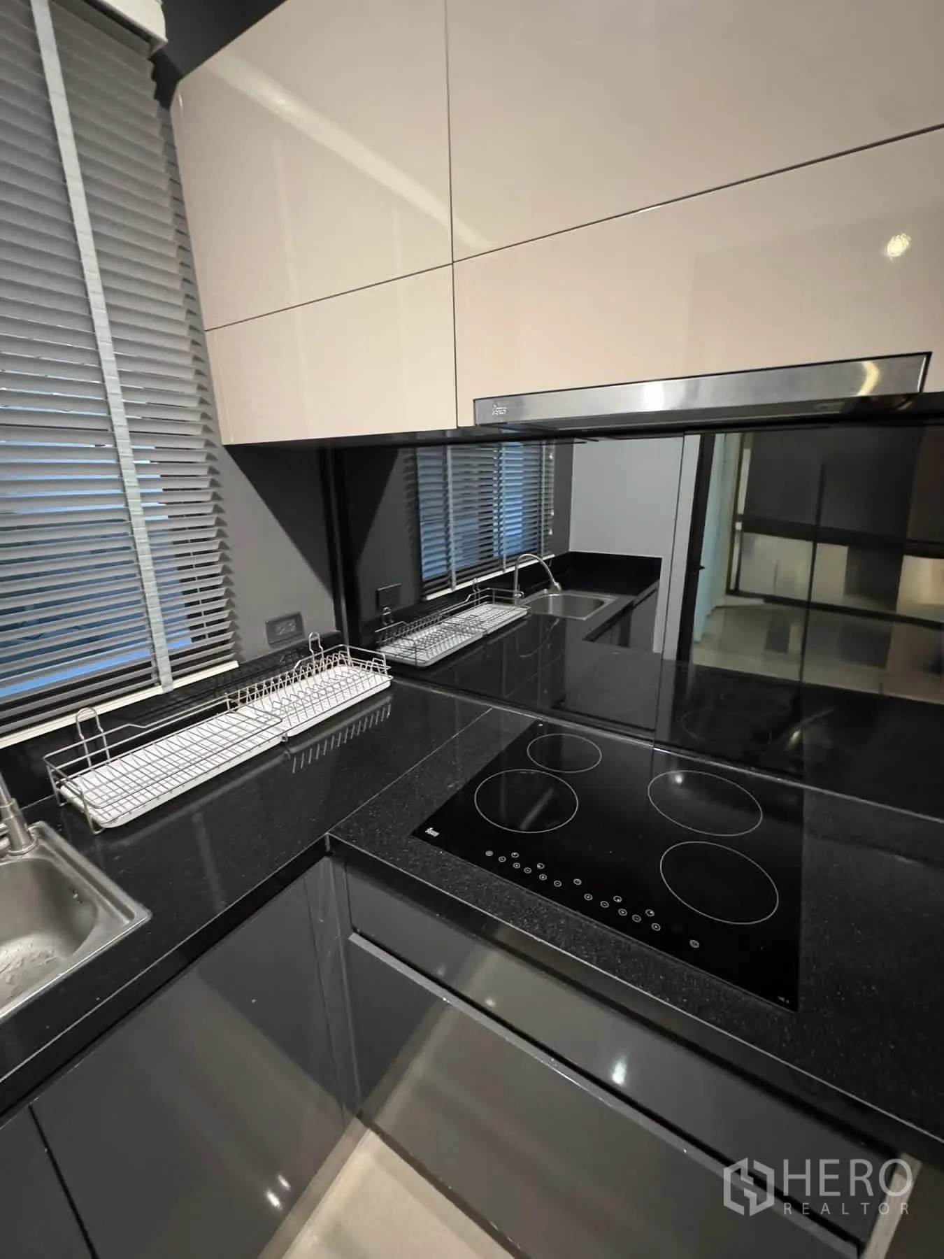 ทาวน์เฮาส์ ให้เช่าหรือขายในLat Phrao, Bangkok - ครัวทันสมัย เตาไฟฟ้าอินดักชัน ท็อปหินแกรนิตดำ