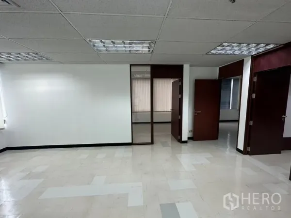 สำนักงาน ให้เช่าในChatuchak, Bangkok - โซนกลางสำนักงานมีผนังกระจกและประตูไม้หลายบาน