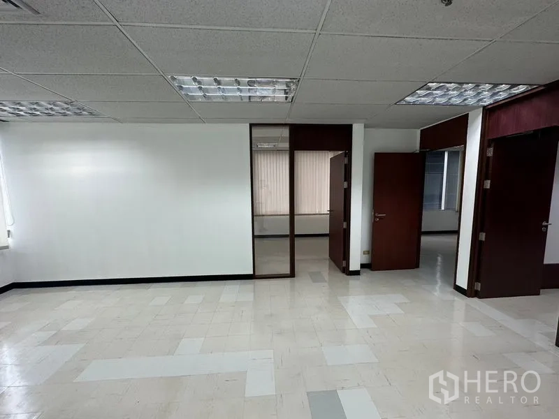 สำนักงาน ให้เช่าในChatuchak, Bangkok - โซนกลางสำนักงานมีผนังกระจกและประตูไม้หลายบาน