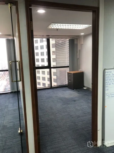 สำนักงาน ให้เช่า - ประตูกระจกเข้าสู่ห้องทำงานส่วนตัว ปูพรม มองเห็นวิวตึกเมือง