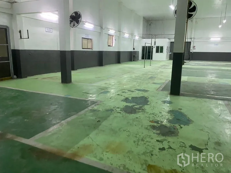 คลังสินค้า ให้เช่าในLam Luk Ka, Pathum Thani - พื้นที่ภายในโกดังโปร่งเพดานสูง พัดลมระบายอากาศ และพื้นอีพ็อกซีสีเขียวตีเส้น