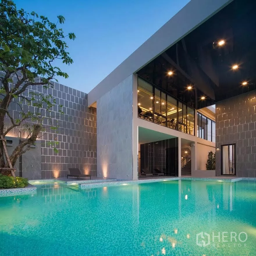 บ้าน ให้เช่าในSaphan Sung, Bangkok - คลับเฮาส์สมัยใหม่พร้อมสระว่ายน้ำเปิดไฟและห้องฟิตเนสผนังกระจก