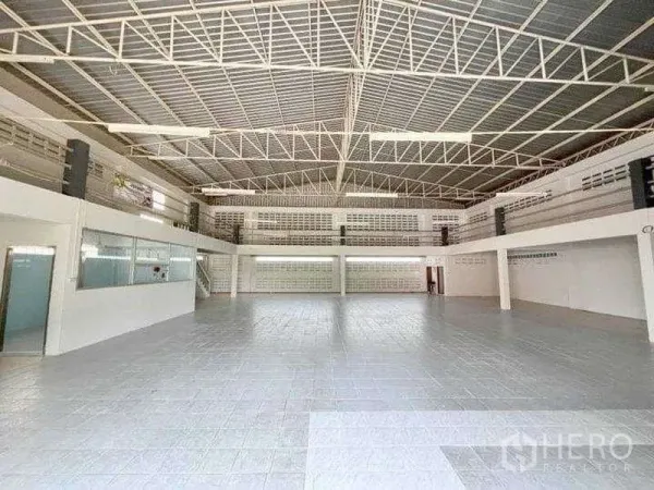 คลังสินค้า ให้เช่าในBang Phli, Samut Prakan - ฮอลล์โกดังเคลียร์สแปนกว้าง พร้อมสำนักงานกระจกและไฟสว่างทั่วถึง