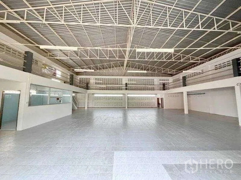 คลังสินค้า ให้เช่าในBang Phli, Samut Prakan - ฮอลล์โกดังเคลียร์สแปนกว้าง พร้อมสำนักงานกระจกและไฟสว่างทั่วถึง