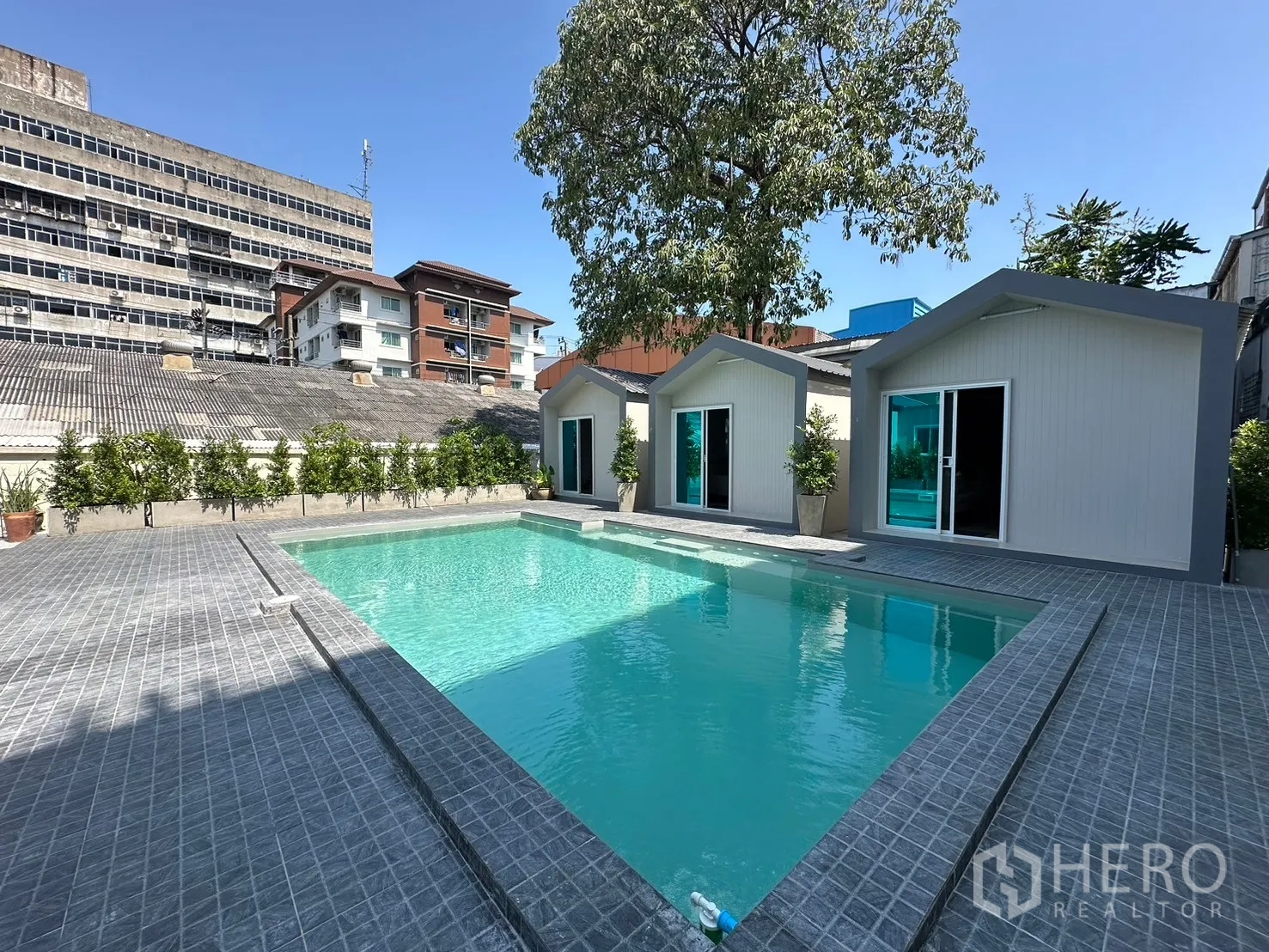 สำนักงานที่บ้าน ให้เช่าในSuan Luang, Bangkok - สระว่ายน้ำกลางแจ้ง พร้อมบ้านพักริมสระสไตล์โมเดิร์นสามหลัง