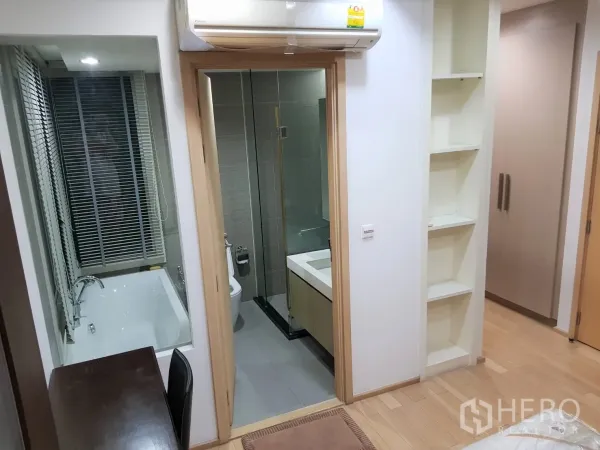 คอนโด ให้เช่าในKhlong Toei, Bangkok - มุมมองทางเดินสู่ห้องน้ำ มีอ่างล้างหน้า โถสุขภัณฑ์ และอ่างอาบน้ำหลังมู่ลี่