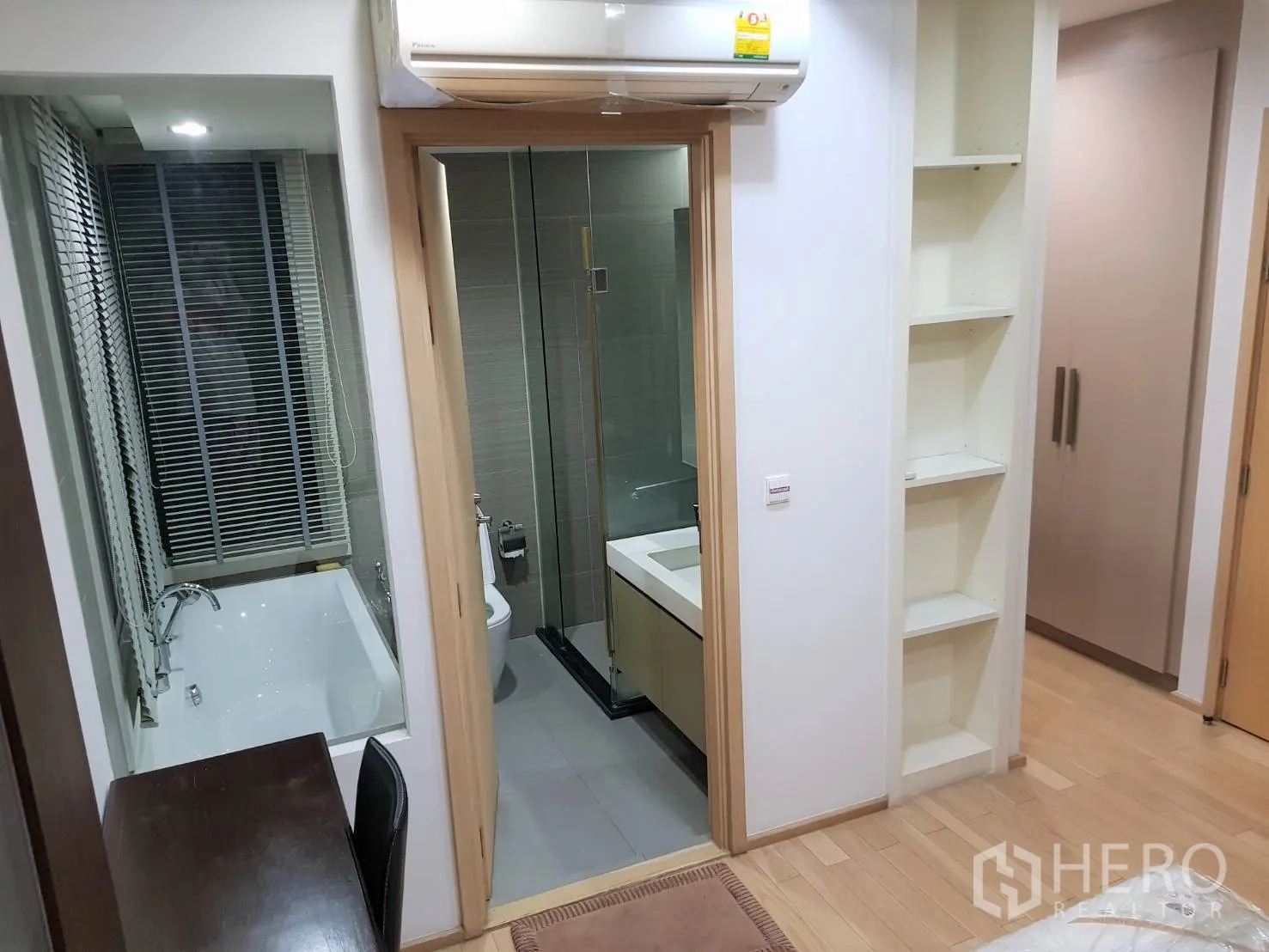 คอนโด ให้เช่าในKhlong Toei, Bangkok - มุมมองทางเดินสู่ห้องน้ำ มีอ่างล้างหน้า โถสุขภัณฑ์ และอ่างอาบน้ำหลังมู่ลี่