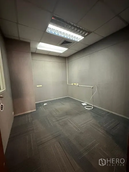 Office Space for rent in Watthana, Bangkok - Small internal office with carpet tiles, ceiling vents and power outlets