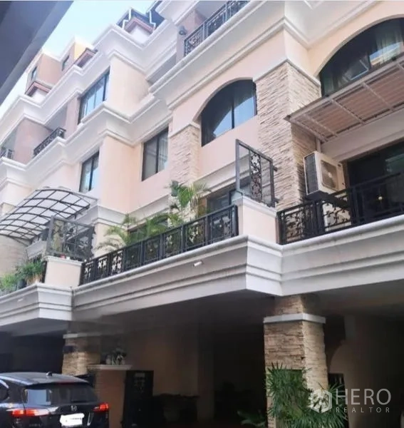 ทาวน์เฮาส์ ขายในKhlong Toei, Bangkok - มุมมองด้านหน้าอาคาร พร้อมระเบียงปลูกต้นไม้และที่จอดรถมีหลังคา