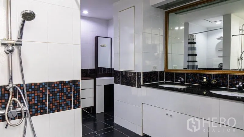 公寓 出租或出售在Khlong Toei, Bangkok - 卫浴配双洗手台、马赛克装饰与玻璃淋浴间。