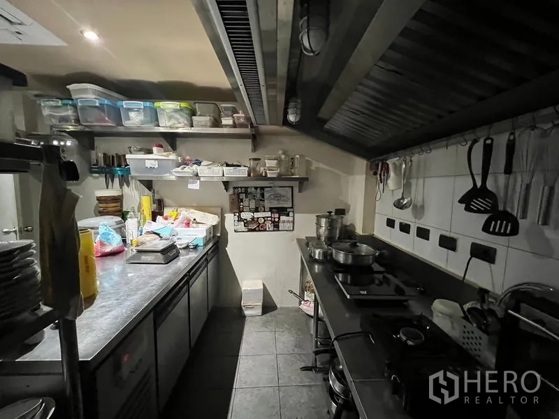 พื้นที่ขายปลีก ให้เช่าในBang Rak, Bangkok - มุมครัวอีกด้านพร้อมเตาแก๊สและอุปกรณ์แขวนผนัง.