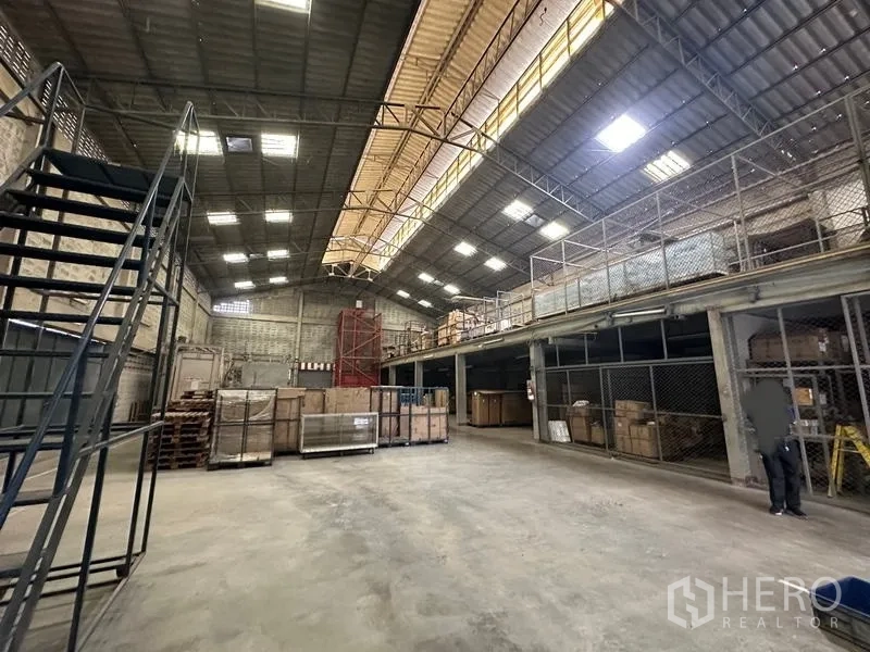 โรงงาน ให้เช่าในLam Luk Ka, Pathum Thani - โถงโกดังเพดานสูง มีสกายไลท์ ชั้นลอย และบันไดเหล็ก