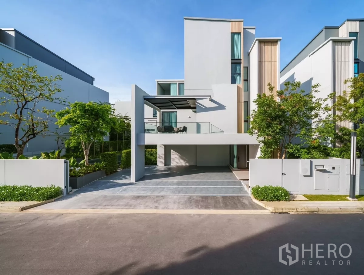 บ้าน ให้เช่าหรือขายในSaphan Sung, Bangkok - หน้าบ้านเดี่ยว 3 ชั้นสไตล์โมเดิร์น พร้อมทางเข้ารถและที่จอดรถในร่ม