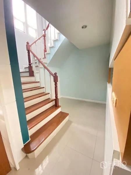 独立式住宅 出租 - 通往二层的楼梯，木踏步与白色立板，旁有高窗采光。