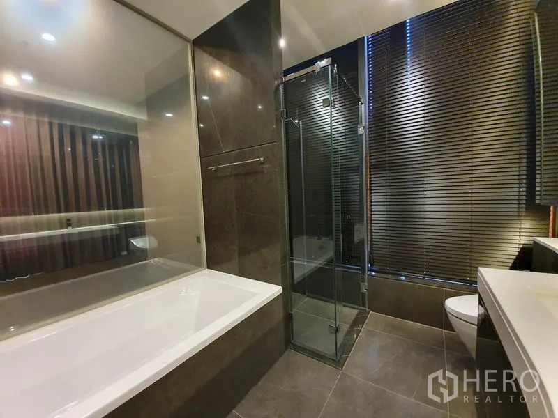 คอนโด ให้เช่าในHuai Khwang, Bangkok - วิวเมืองกรุงเทพฯ ชั้นสูง เห็นแนวรถไฟและอาคารสูงใกล้เพชรบุรี