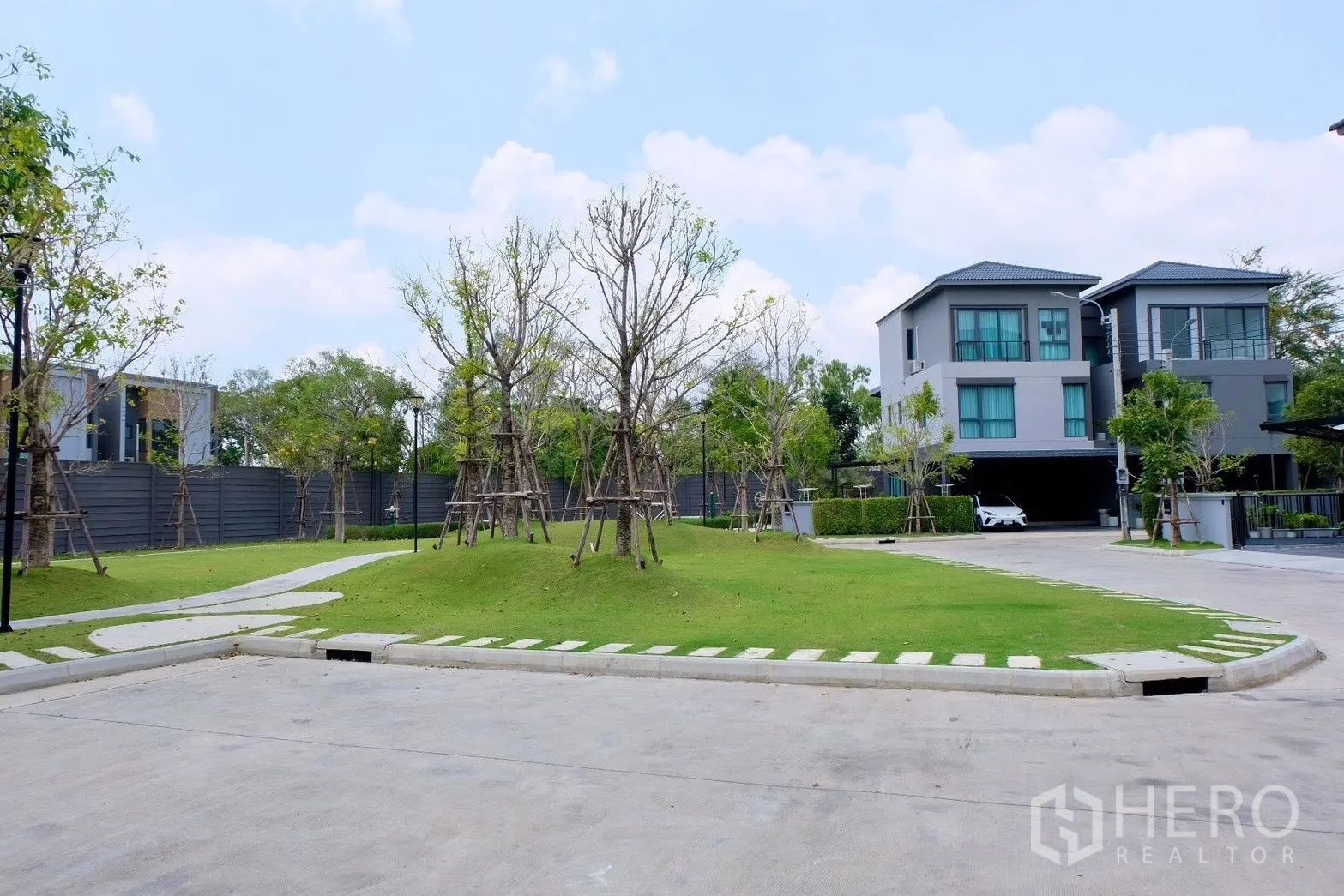 Semi-detached House for sale in Prawet, Bangkok - Community green with mounded lawn, young trees and footpaths.