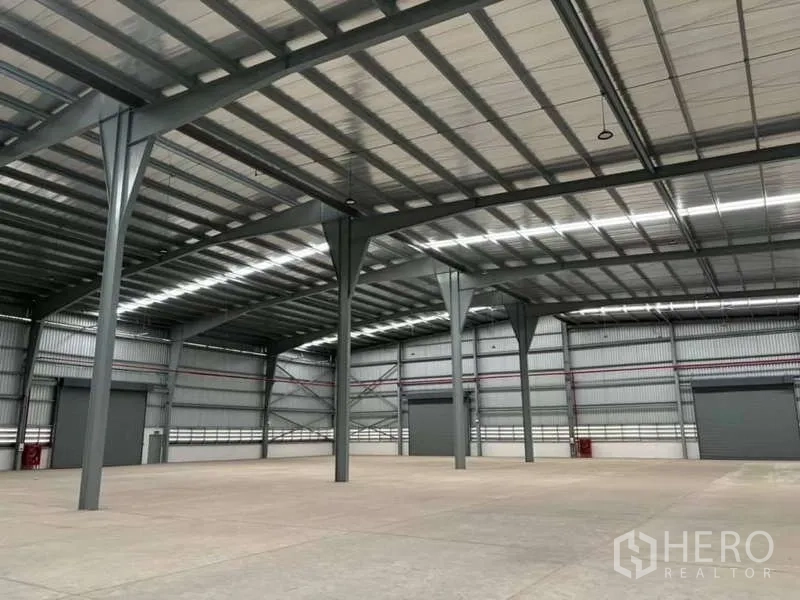 货栈 出租在Nikhom Phatthana, Rayong - 大开间仓库，采光天窗、钢柱和多处装卸门