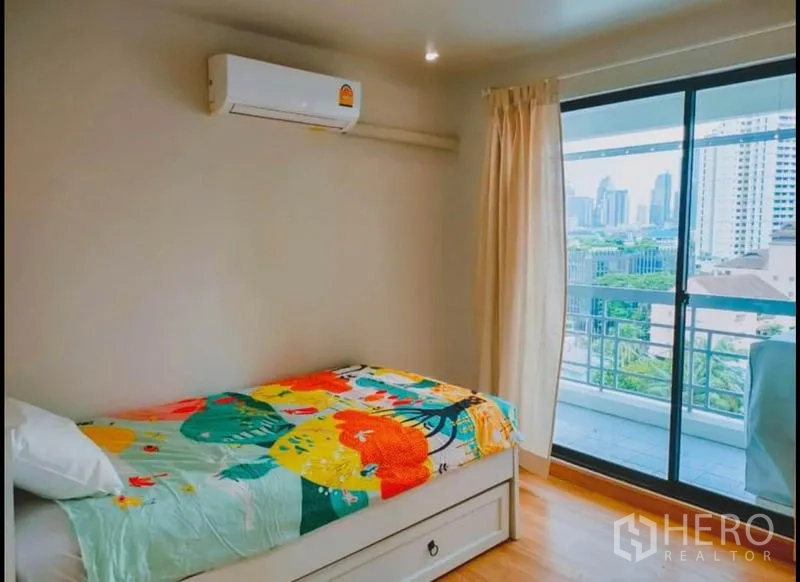 คอนโด ขายในWatthana, Bangkok - ห้องนอนสว่าง เตียงเดี่ยว ประตูกระจกเลื่อนไปยังระเบียงวิวเมือง