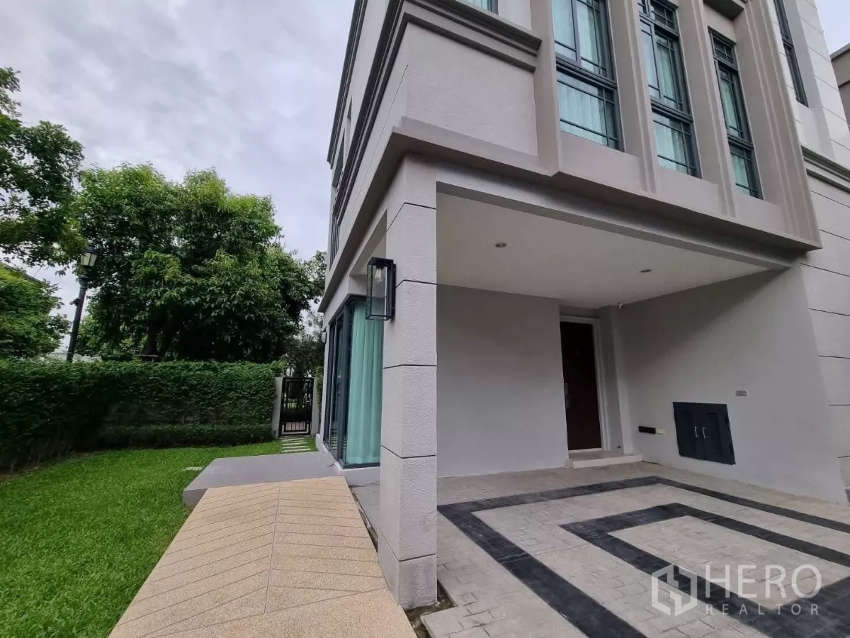 บ้าน ขายในPrawet, Bangkok - สวนข้างบ้านและทางเดินรถของแปลงมุม พร้อมประตูรั้วและชานพัก