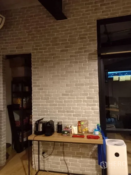 สำนักงาน ให้เช่าในChatuchak, Bangkok - มุมแพนทรีผนังอิฐ เคาน์เตอร์ และเครื่องใช้ไฟฟ้าขนาดเล็ก