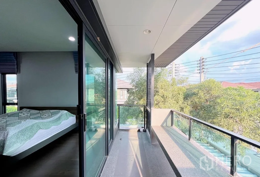 บ้าน ให้เช่าหรือขายในLam Luk Ka, Pathum Thani - ระเบียงส่วนตัวหน้าห้องนอนใหญ่ ราวกระจก