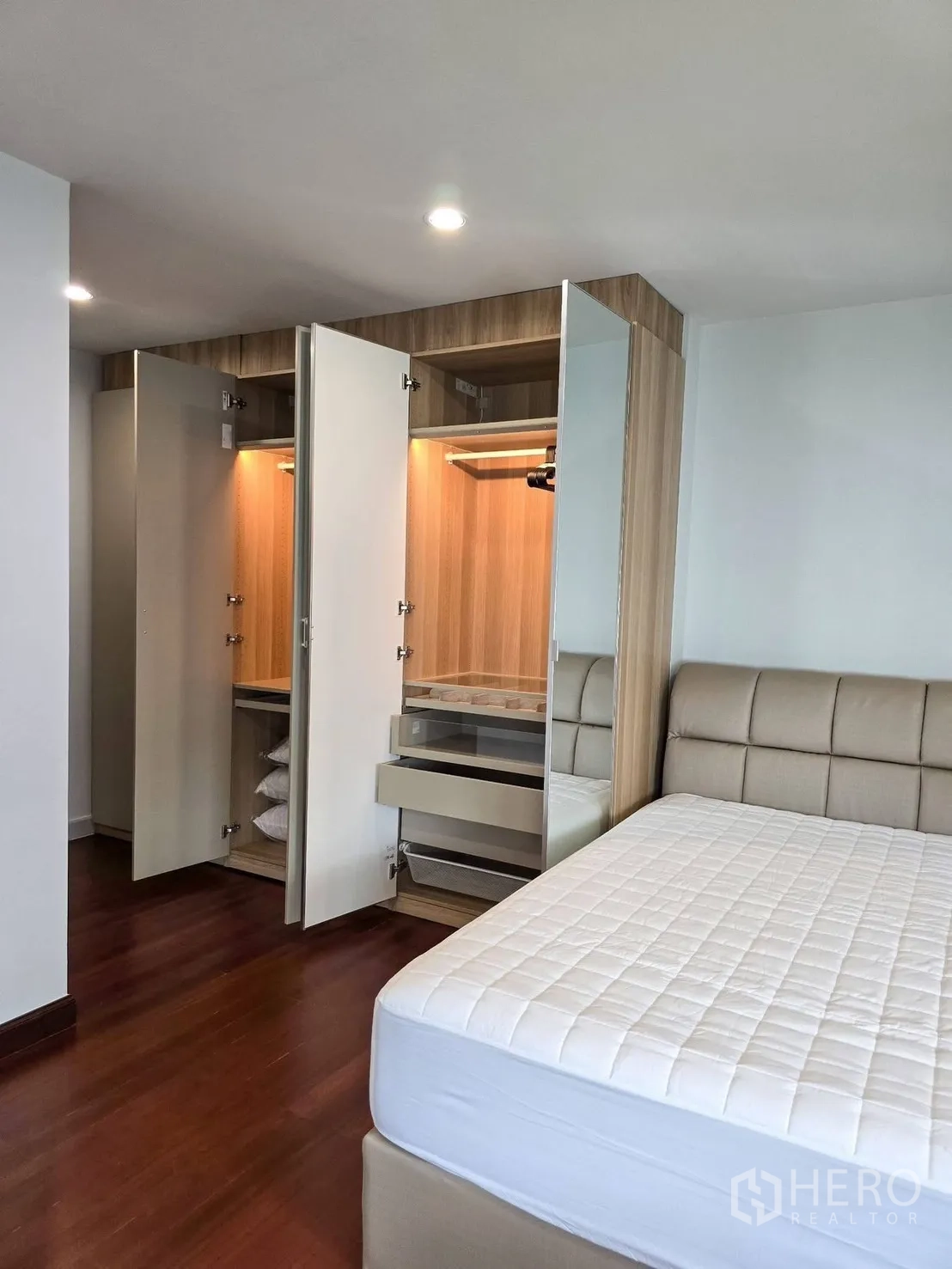 Detached House for rent in Suan Luang, Bangkok - Open wardrobe system with hanging space and pull-out drawers beside the bed.