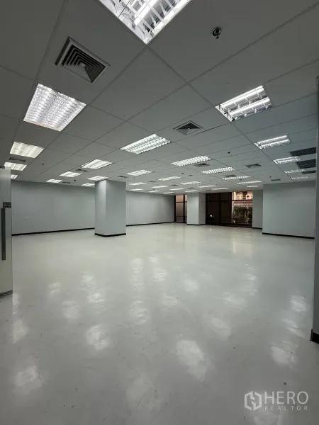 零售空间 出租在Bang Rak, Bangkok - 明亮开阔的空间角度，多个立柱、空调出风口和大窗