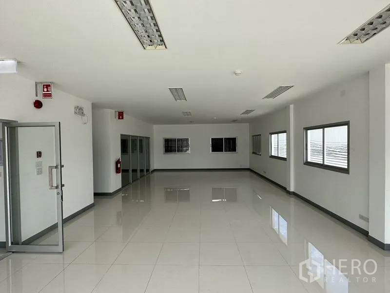 工厂 出租在Mueang Samut Prakan, Samut Prakan - 整洁开放的办公间，多窗通风，地面光洁可即刻布置。