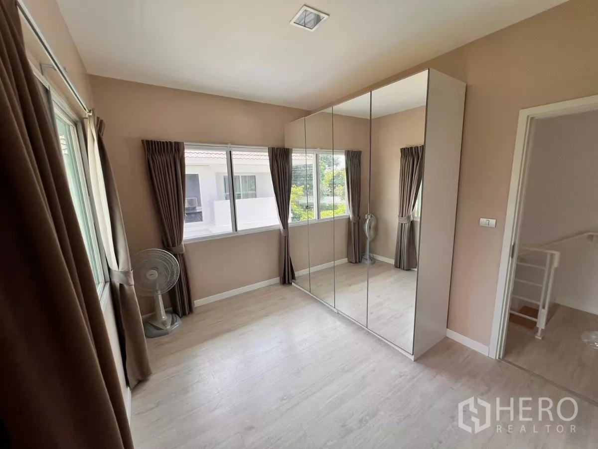 บ้าน ให้เช่าในLat Krabang, Bangkok - ห้องแต่งตัว ตู้เสื้อผ้าบานกระจกเงา และหน้าต่างมุม