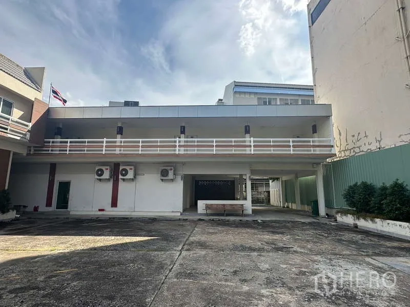 Home Office for rent in Chatuchak, Bangkok - Secondary building with long balcony and parking area.