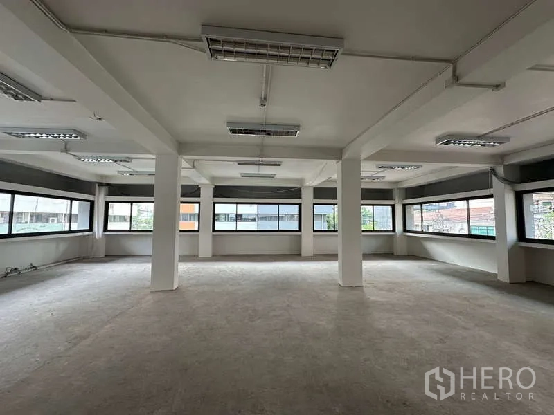 สำนักงาน ให้เช่าในWatthana, Bangkok - พื้นที่สำนักงานแบบเปิดกว้าง มุมกระจกขนาดใหญ่ รับแสงธรรมชาติ ใกล้เอกมัย