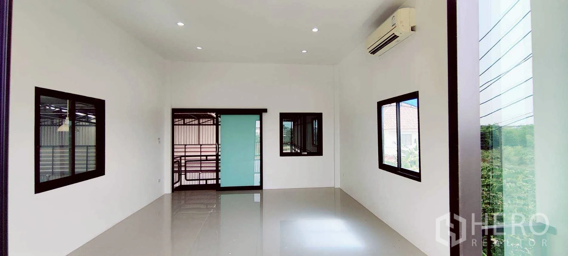 货栈 for rent in Lam Luk Ka, Pathum Thani - 明亮办公室，分体空调与多扇窗户。