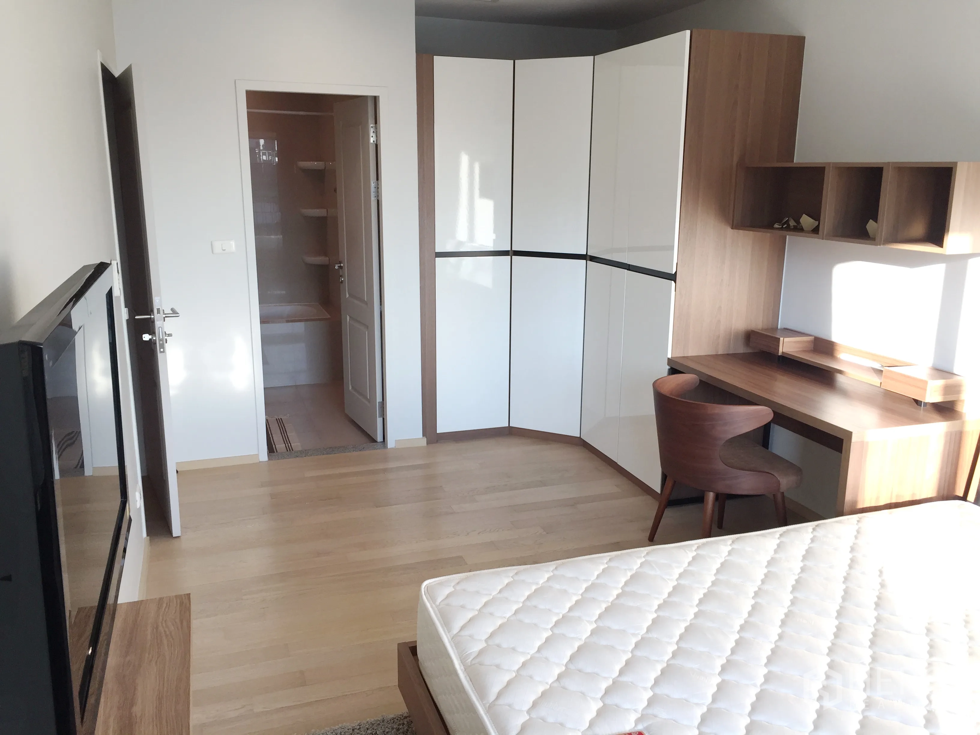 公寓 出租在Bangkok - 采光充足的卧室，带嵌入式衣柜、书桌与通往浴室的门