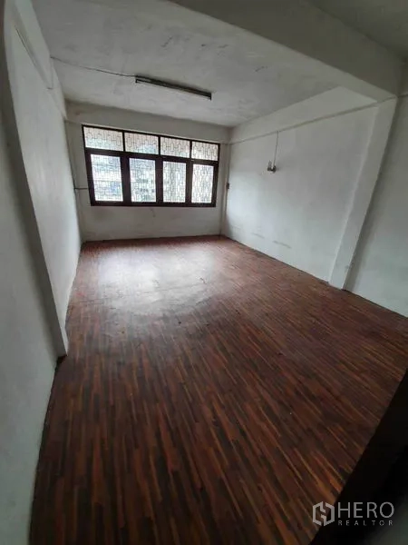 店屋 出租在Watthana, Bangkok - 带大窗与木地板的明亮房间，适合作办公或工作室。