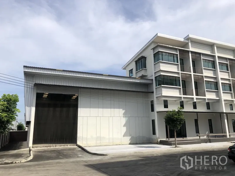 Factory for rent or sale in Bang Bua Thong, Nonthaburi - Modern factory with attached multi-storey office and wide driveway in Bang Bua Thong.