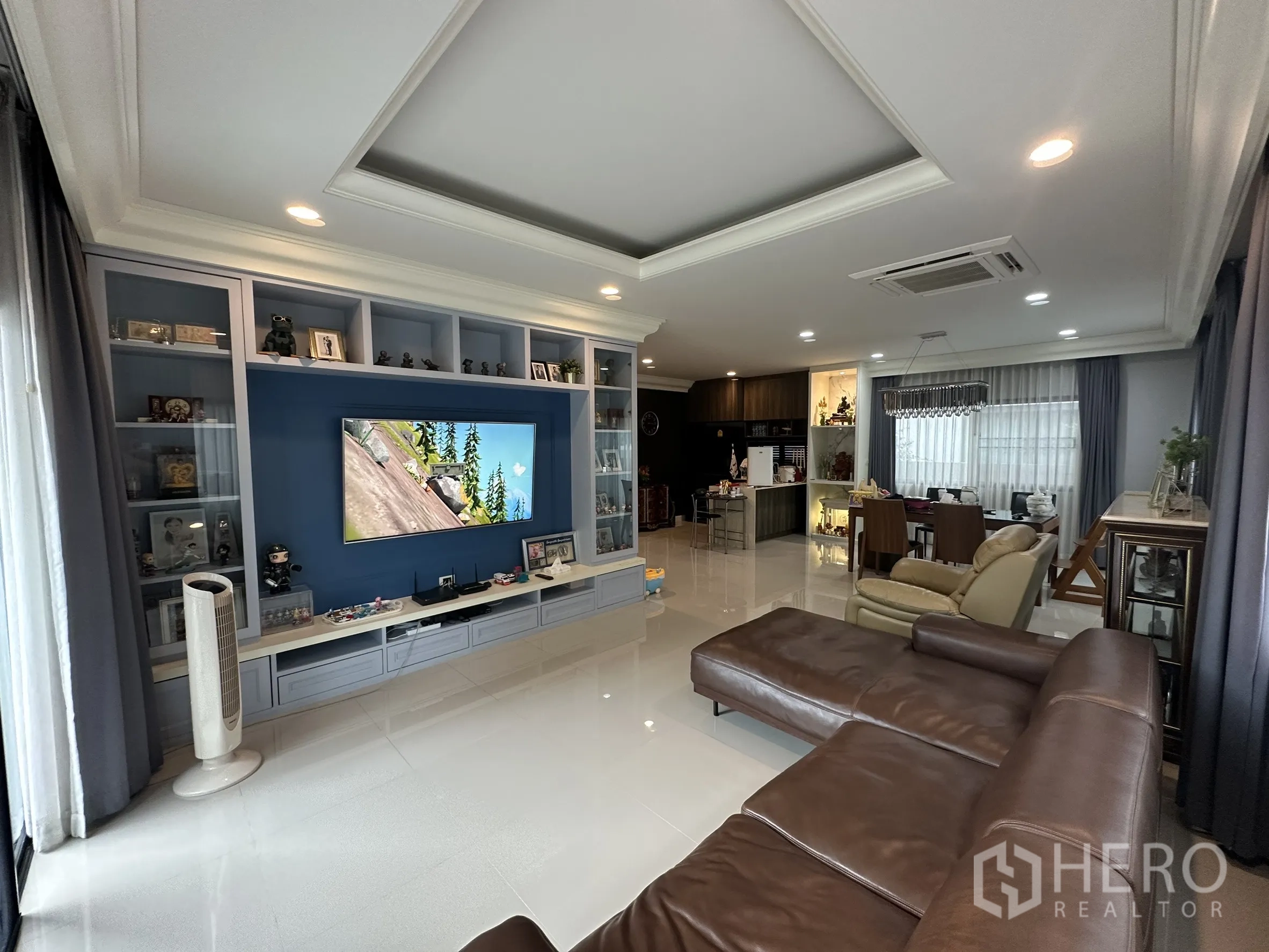 บ้าน ให้เช่าในLam Luk Ka, Pathum Thani - ห้องครอบครัวมีบิลท์อินทีวี โซฟาหนัง และฝ้าซ่อนไฟ