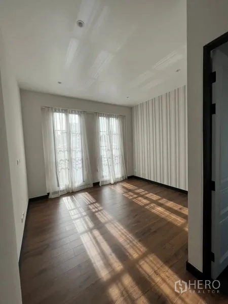 สำนักงานที่บ้าน ให้เช่าหรือขายในWatthana, Bangkok - ห้องนอนสว่าง พื้นไม้ ผนังลายทาง และหน้าต่างแบบฝรั่งเศส