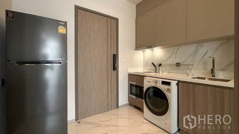 คอนโด ให้เช่าในWatthana, Bangkok - ครัวกะทัดรัดพร้อมตู้เย็น เครื่องซักอบ ไมโครเวฟ ไฟใต้ตู้ และผนังลายหินอ่อน