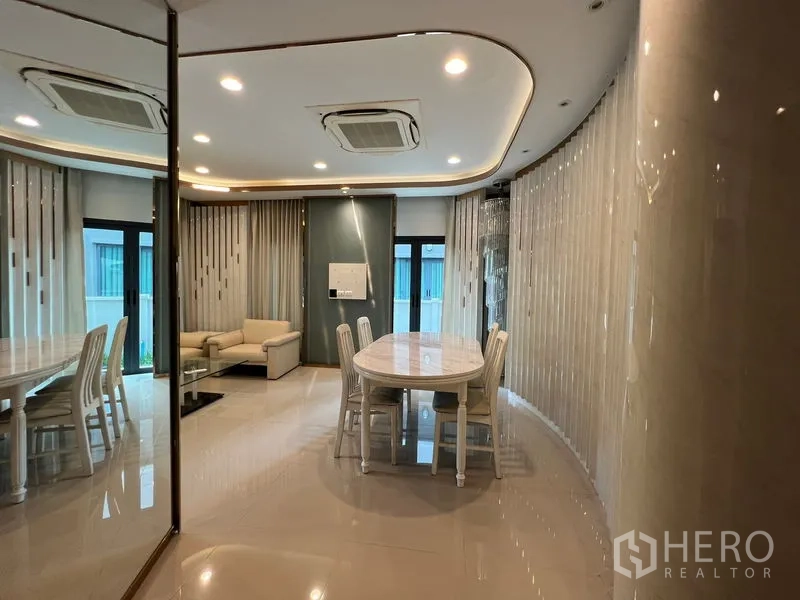 บ้าน ให้เช่าในSaphan Sung, Bangkok - โถงรับแขก–ทานอาหารผนังกระจกเงา โคมแชนเดอเลียร์ และแอร์แขวนใต้ฝ้า