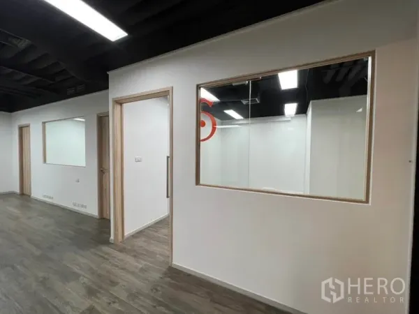 办公空间 出租在Khlong Toei, Bangkok - 白色隔断墙配室内窗与天花LED灯