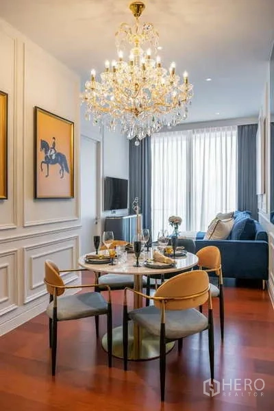 公寓 出租或出售在Watthana, Bangkok - 餐厅与客厅一体，水晶吊灯、圆桌与落地窗