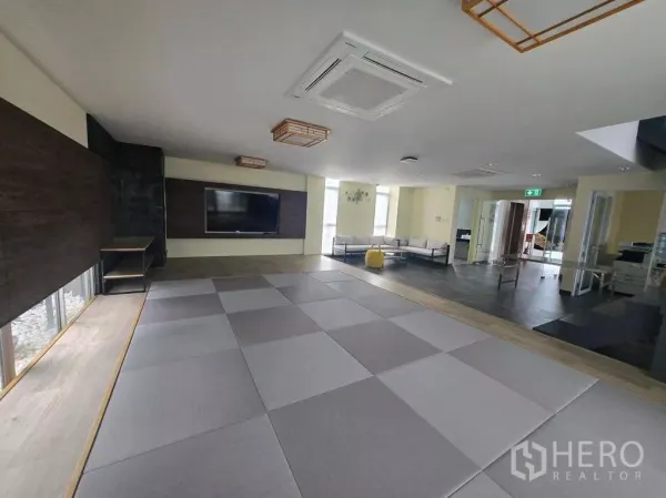 สำนักงาน ให้เช่าในPrawet, Bangkok - ห้องฝึกอบรมอเนกประสงค์ พื้นสไตล์เสื่อทาทามิ พร้อมจอติดผนัง