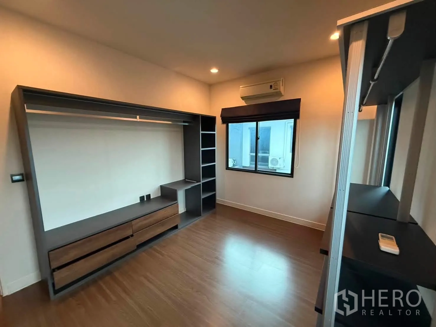 独栋房屋 for rent in Bang Kapi, Bangkok - 整面定制衣柜配抽屉与窗下空调机。