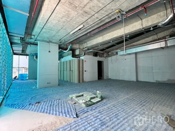 零售空间 出租在Khlong Toei, Bangkok - 空堤区开放式零售毛坯，裸露管道与落地玻璃立面。