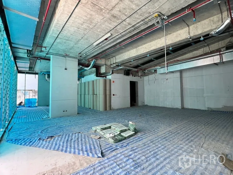 พื้นที่ขายปลีก ให้เช่าในKhlong Toei, Bangkok - พื้นที่ค้าปลีกแบบโครงเปล่าพร้อมเพดานเปลือย เดินท่อ และกระจกเต็มความสูง